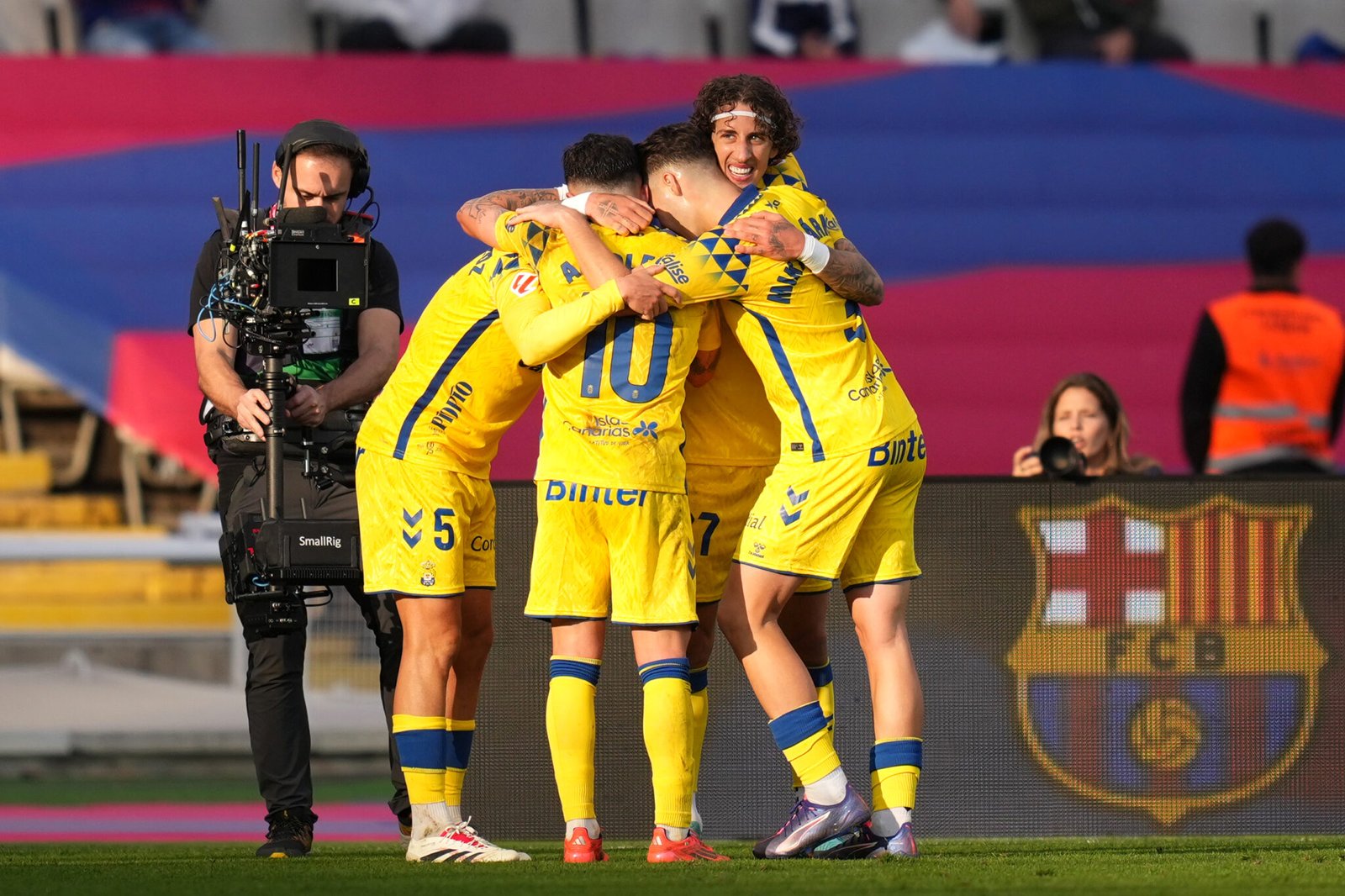 Fabio Silva de la UD Las Palmas celebra con sus compañeros tras marcar el segundo gol de su equipo durante el partido de LaLiga entre el FC Barcelona y la UD Las Palmas en el Estadi Olimpic Lluis Companys el 30 de noviembre de 2024 en Barcelona, ​​España. (Foto de Alex Caparrós/Getty Images)