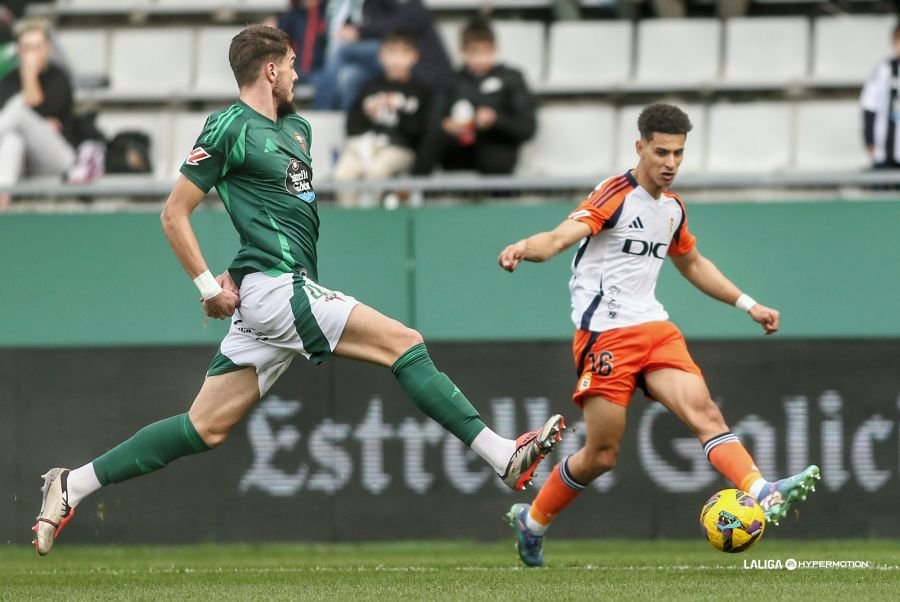 Puric defendiendo a Ilyas en la anterior jornada en el Racing Club de Ferrol - Real Oviedo