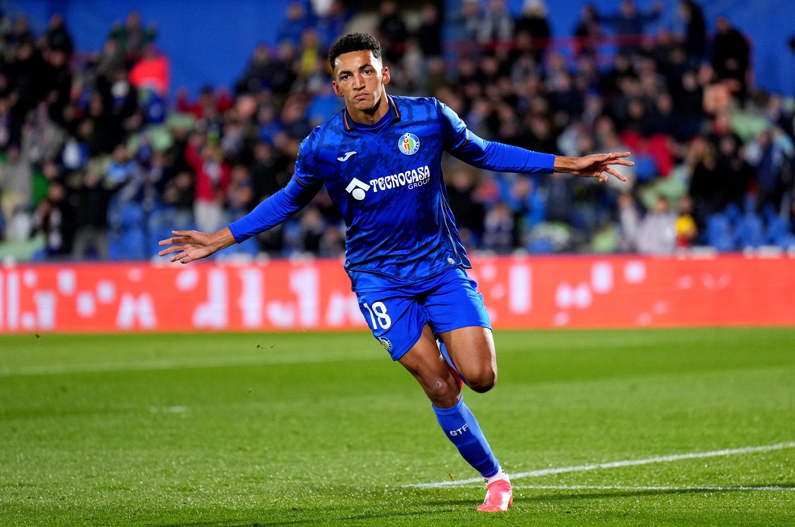 GETAFE, ESPAÑA - 9 DE DICIEMBRE: Álvaro Rodríguez del Getafe CF celebra el primer gol de su equipo durante el partido de LaLiga entre el Getafe CF y el RCD Espanyol de Barcelona en el Coliseum Alfonso Pérez el 9 de diciembre de 2024 en Getafe, España. (Foto de Angel Martinez/Getty Images)