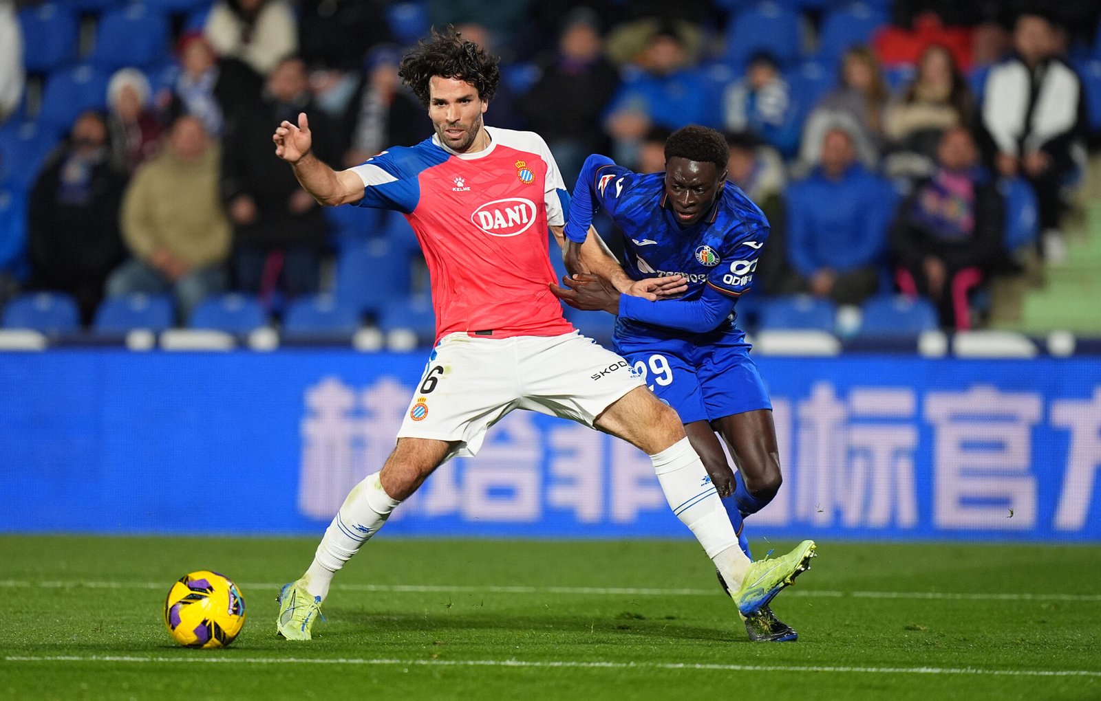 GETAFE, ESPAÑA - 09 DE DICIEMBRE: Leandro Cabrera del RCD Espanyol es desafiado por Coba da Costa del Getafe CF durante el partido de LaLiga entre Getafe CF y el RCD Espanyol de Barcelona en el Coliseo Alfonso Pérez el 09 de diciembre de 2024 en Getafe, España. (Foto de Ángel Martínez/Getty Images)