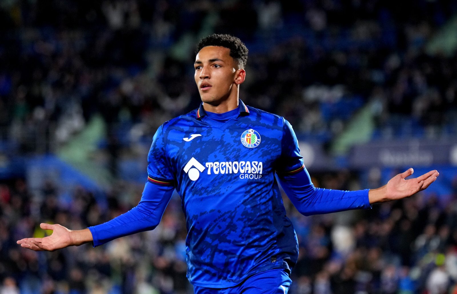 GETAFE, ESPAÑA - 9 DE DICIEMBRE: Álvaro Rodríguez del Getafe CF celebra el primer gol de su equipo durante el partido de LaLiga entre el Getafe CF y el RCD Espanyol de Barcelona en el Coliseum Alfonso Pérez el 9 de diciembre de 2024 en Getafe, España. (Foto de Angel Martinez/Getty Images)