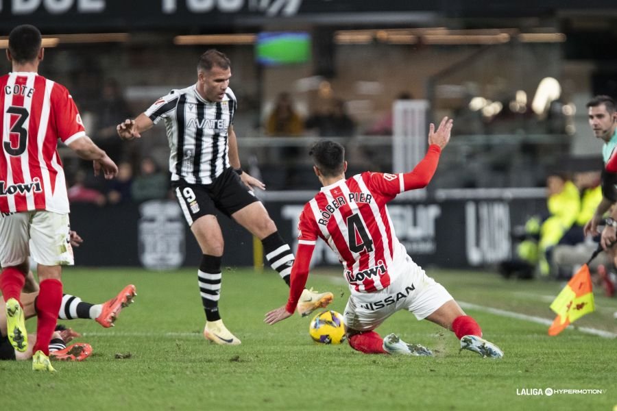 Róber Pier tirándose a robar el balón a Ortuño en la jornada anterior en la derrota ante el FC Cartagena