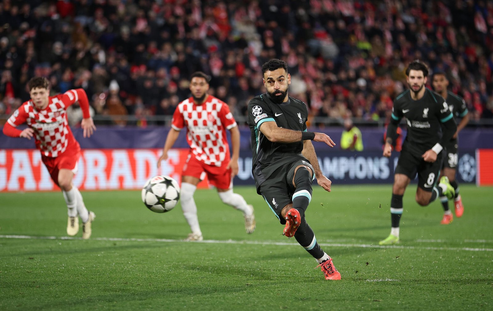 GIRONA, ESPAÑA - 10 DE DICIEMBRE: (EL SOL FUERA, EL SOL DEL DOMINGO FUERA) Mohamed Salah del Liverpool marca el primer gol de su equipo desde el punto de penalti, superando a Paulo Gazzaniga del Girona FC (no en la foto) durante el partido de la UEFA Champions League 2024/25 Liga Fase MD6 entre el Girona FC y el Liverpool FC en el Estadio de Montilivi el 10 de diciembre de 2024 en Girona, España. (Foto de Eric Alonso/Getty Images)