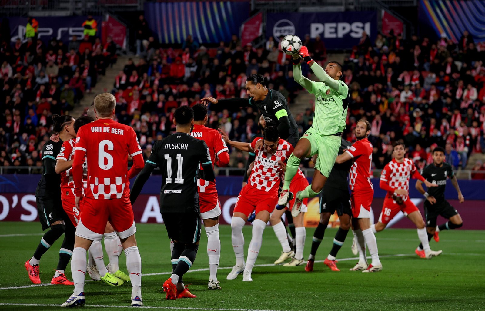 GIRONA, ESPAÑA - 10 DE DICIEMBRE: Paulo Gazzaniga del Girona FC despeja el balón, ante la presión de Virgil van Dijk del Liverpool durante el partido de la UEFA Champions League 2024/25 Liga Fase MD6 entre el Girona FC y el Liverpool FC en el Estadio de Montilivi el 10 de diciembre de 2024 en Girona, España. (Foto de Eric Alonso/Getty Images)