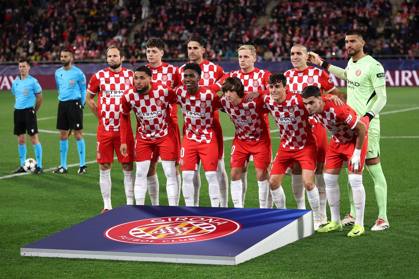 GIRONA, ESPAÑA - 10 DE DICIEMBRE: Los jugadores del Girona FC posan para una fotografía del equipo antes del partido de la fase MD6 de la Liga de Campeones de la UEFA 2024/25 entre el Girona FC y el Liverpool FC en el estadio Montilivi el 10 de diciembre de 2024 en Girona, España. (Foto de Eric Alonso/Getty Images)
