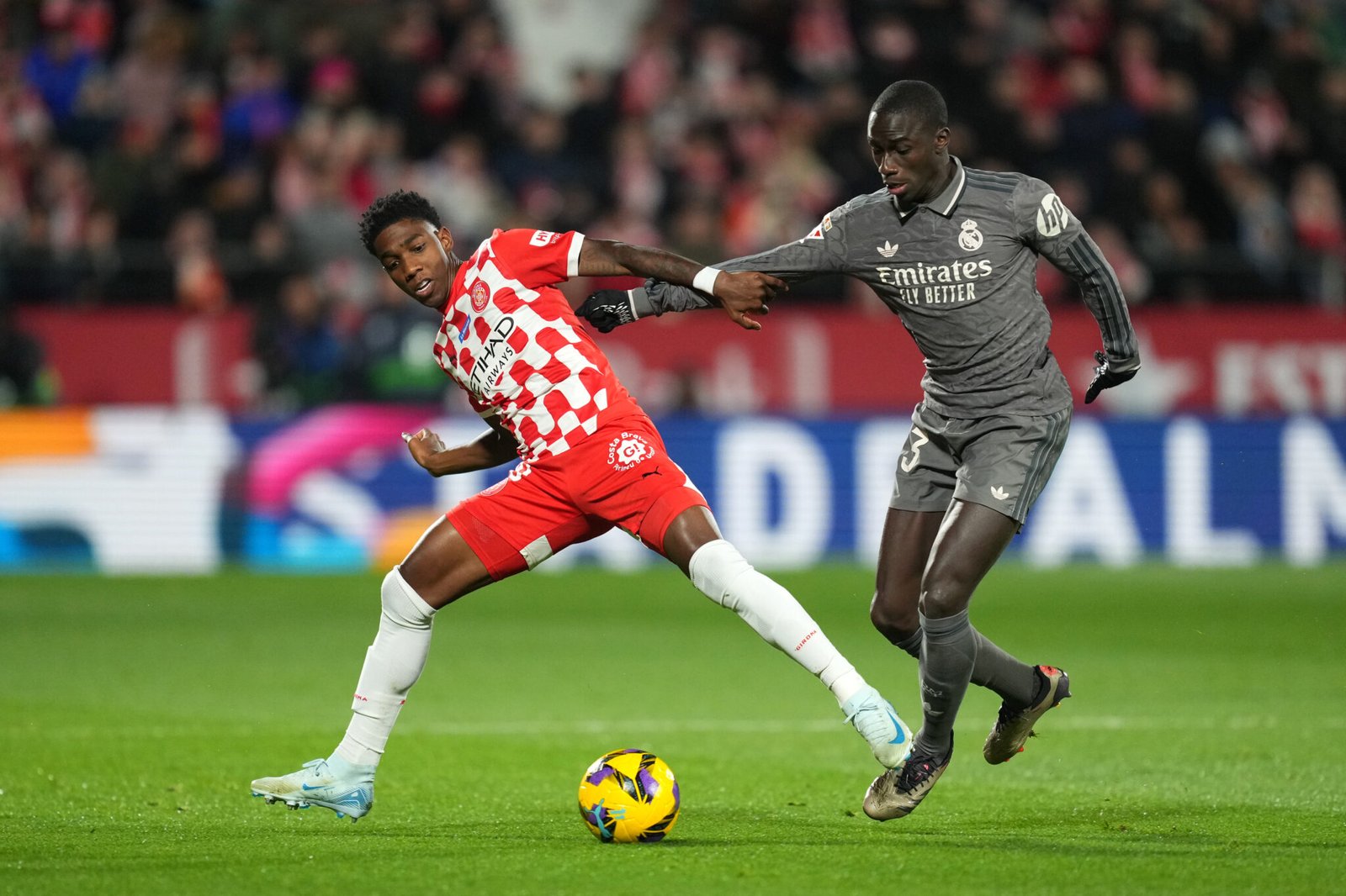 GIRONA, ESPAÑA - 7 DE DICIEMBRE: Yaser Asprilla del Girona FC detiene a Ferland Mendy del Real Madrid durante el partido de LaLiga entre el Girona FC y el Real Madrid CF en el estadio Montilivi el 7 de diciembre de 2024 en Girona, España. (Foto de Alex Caparrós/Getty Images)