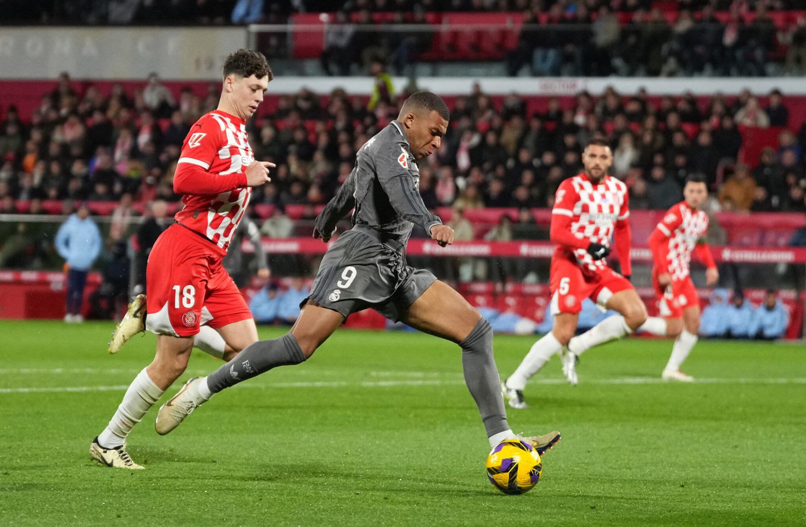 GIRONA, ESPAÑA - 07 DE DICIEMBRE: Kylian Mbappé del Real Madrid marca el tercer gol de su equipo durante el partido de LaLiga entre el Girona FC y el Real Madrid CF en el Estadio Montilivi el 07 de diciembre de 2024 en Girona, España. (Foto de Alex Caparros/Getty Images)