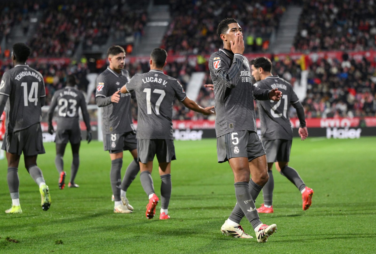 GIRONA, ESPAÑA - 7 DE DICIEMBRE: Jude Bellingham del Real Madrid celebra marcar el primer gol de su equipo durante el partido de LaLiga entre el Girona FC y el Real Madrid CF en el estadio Montilivi el 7 de diciembre de 2024 en Girona, España. (Foto de David Ramos/Getty Images)
