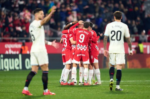 David López celebra con sus compañeros tras marcar el primer gol de su equipo durante el partido de LaLiga EA Sports entre el Girona FC y el Real Valladolid CF