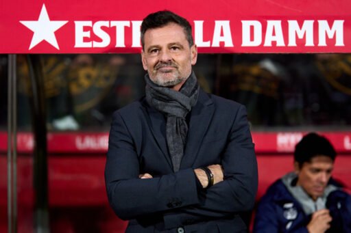 El entrenador del Real Valladolid CF, Diego Cocca, observa antes del partido de LaLiga EA Sports entre el Girona FC y el Real Valladolid CF en el Estadio Montilivi