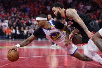 Payton y Van Vleet luchando por el balón en la Emirates NBA Cup.(Fotografía:Alex Slitz/Getty Images)