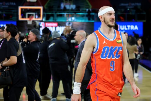 Alex Caruso #9 con los Oklahoma City Thunder después de la victoria 111-96 frente a los Houston Rockets el 14 de Diciembre de 2024 en Las Vegas, Nevada. (Fotografía: Ethan Miller/Getty Images)