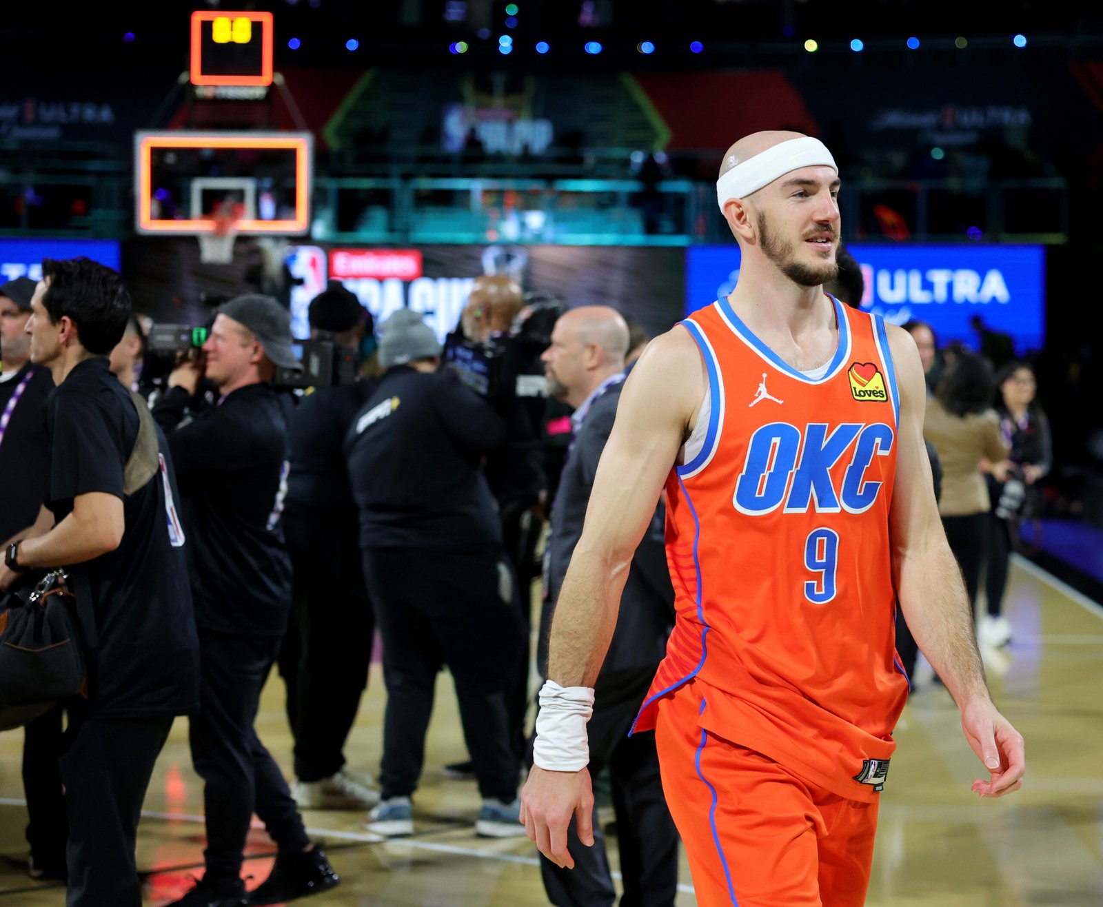 Alex Caruso #9 con los Oklahoma City Thunder después de la victoria 111-96 frente a los Houston Rockets el 14 de Diciembre de 2024 en Las Vegas, Nevada. (Fotografía: Ethan Miller/Getty Images)