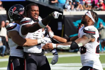 Azeez Al-Shaair #0 con los Houston Texans apuntando en el banquillo de los Jacksonville Jaguars después de una pelea y ser expulsado en el segundo cuarto del partido en el EverBank Stadium el 1 de Diciembre, 2024 in Jacksonville, Florida. (Fotografía: Mike Carlson/Getty Images)