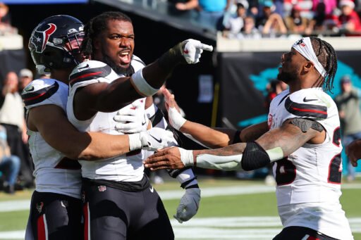 Azeez Al-Shaair #0 con los Houston Texans apuntando en el banquillo de los Jacksonville Jaguars después de una pelea y ser expulsado en el segundo cuarto del partido en el EverBank Stadium el 1 de Diciembre, 2024 in Jacksonville, Florida. (Fotografía: Mike Carlson/Getty Images)