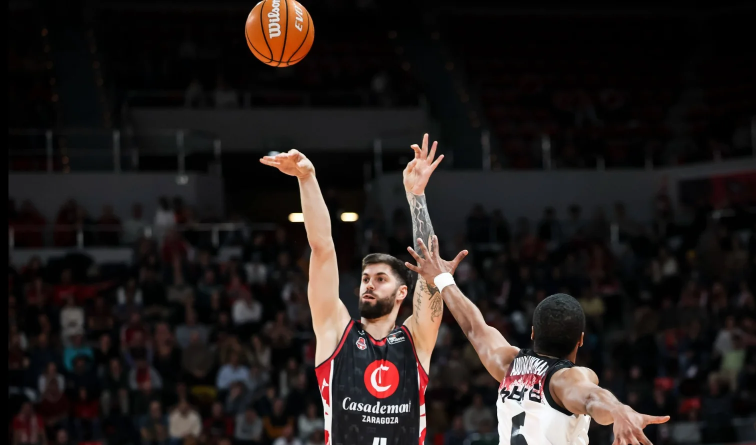 Santi Yusta tirando a canasta ante el Surne Bilbao 