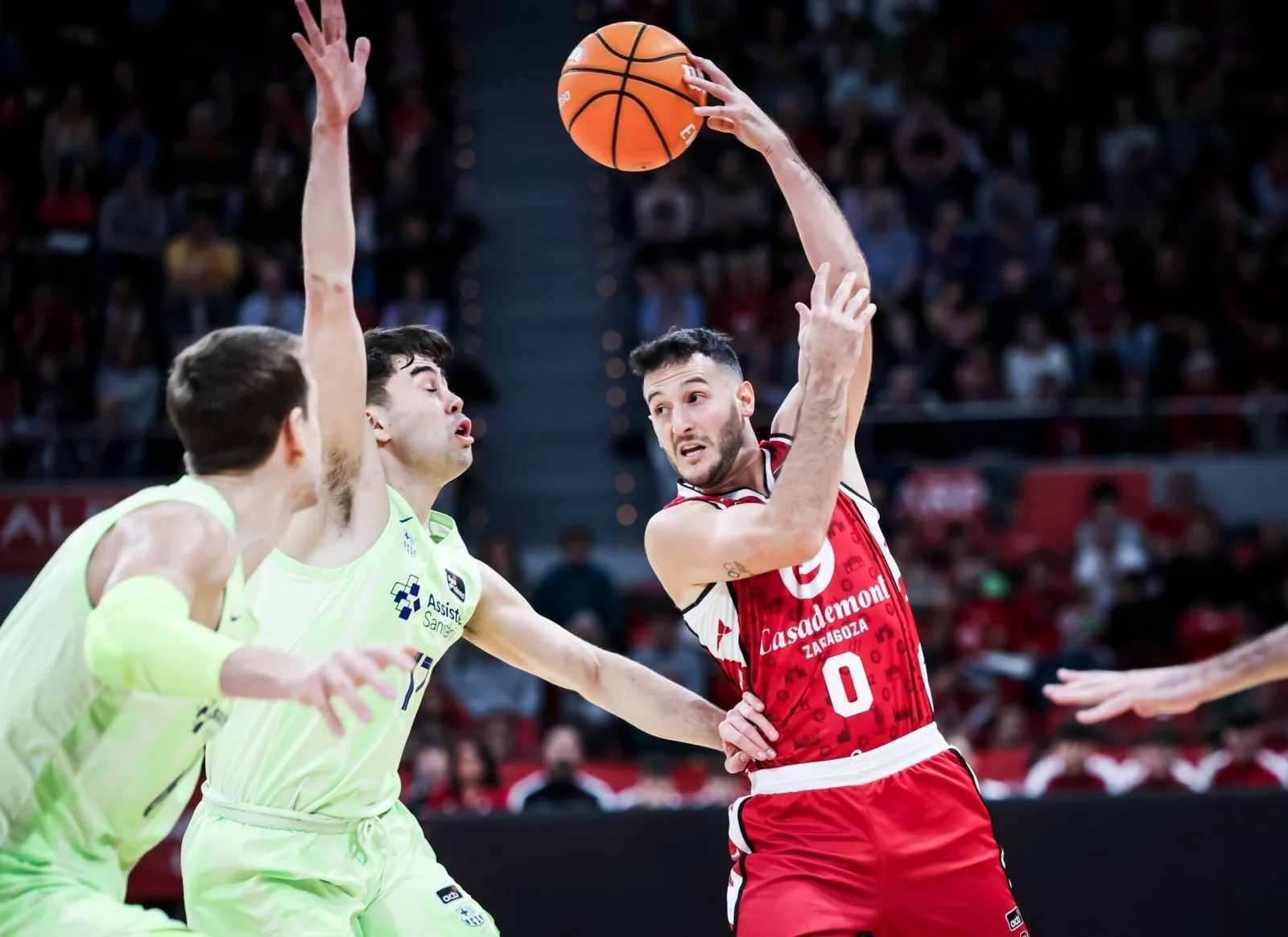 Spissu pasandola ante Nuñez en esta jornada 11 de la Liga Endesa entre el Casademont Zaragoza - FC Barcelona