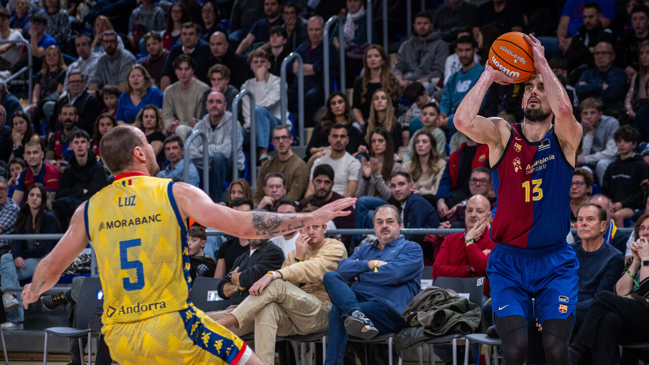 Satoransky tirando ante Luz en la jornada anterior entre el FC Barcelona y el Morabanc Andorra