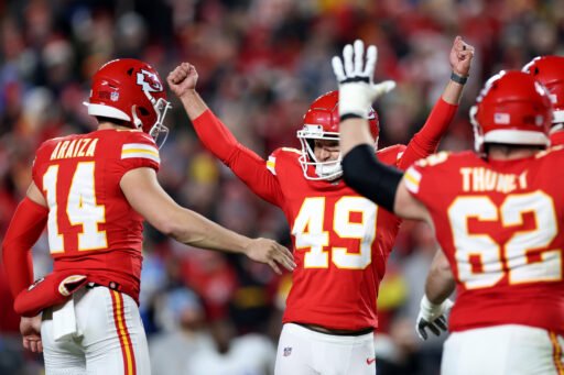 Matthew Wright #49 de Kansas City Chiefs celebrando el field goal que dió la victoria a los suyos, con Matt Araiza #14 en el GEHA Field at Arrowhead Stadium el 8 de Diciembre de 2024 en Kansas City, Missouri. (Fotografía: Jamie Squire/Getty Images)