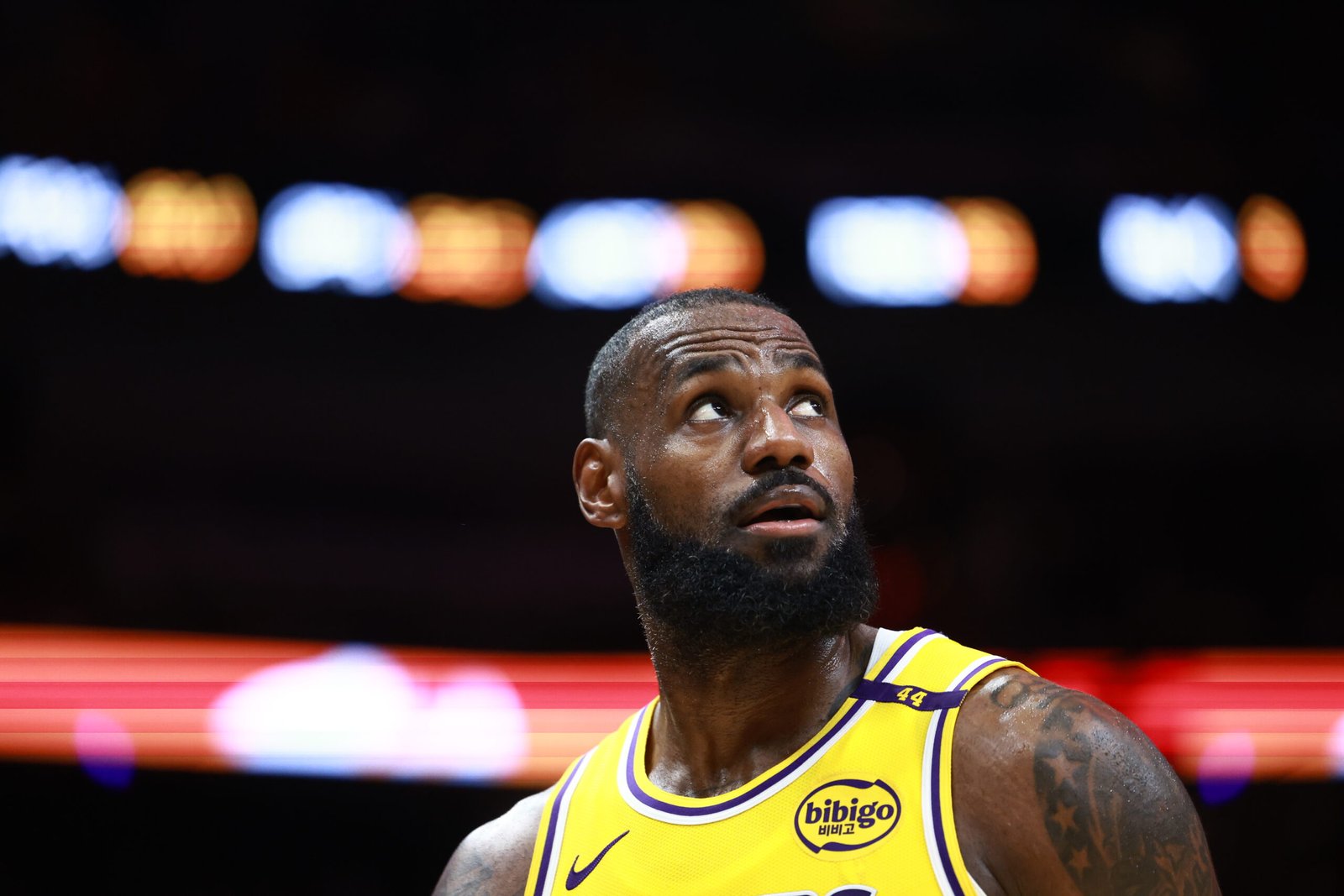 LeBron James #23 de los Los Angeles Lakers contra Miami Heat durante la segunda mitad en el Kaseya Center el 4 de Diciembre de 2024 en Miami, Florida. (Fotografía: Carmen Mandato/Getty Images)