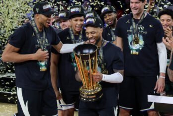 Giannis Antetokounmpo #34, MarJon Beauchamp #3, Damian Lillard #0 y Brook Lopez #11 de los Milwaukee Bucks celebrando la victoria en la final de la NBA Cup en Las Vegas, Nevada. (Fotografía Ethan Miller/Getty Images)