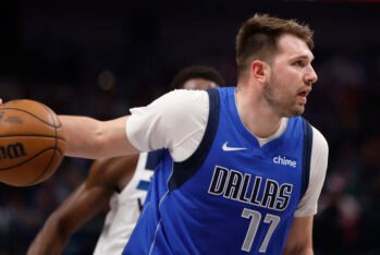 Luka Doncic #77 con los Dallas Mavericks en el partido contra los Minnesota Timberwolves en el American Airlines Center el 25 de Diciembre de 2024 en Dallas, Texas (Fotografía: Ron Jenkins/Getty Images)