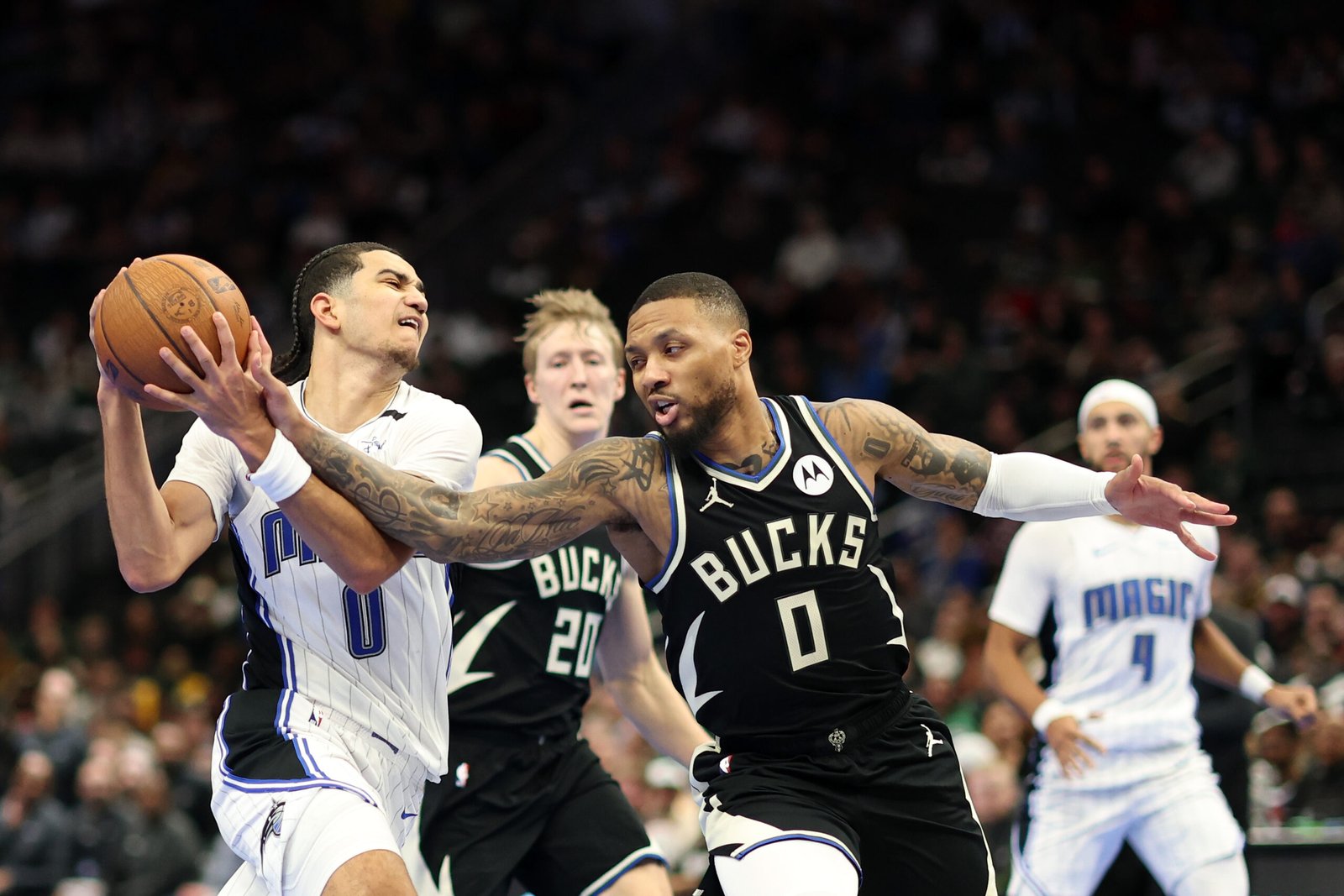 Damian Lillard #0 de Milwaukee Bucks intentando robar el balón a Anthony Black #0 de los Orlando Magic en su partido de cuartos de final de la NBA Emirates Cup Quarterfinal en el Fiserv Forum el 10 de Dicembre de 2024 in Milwaukee, Wisconsin.(Fotografía: Stacy Revere/Getty Images)