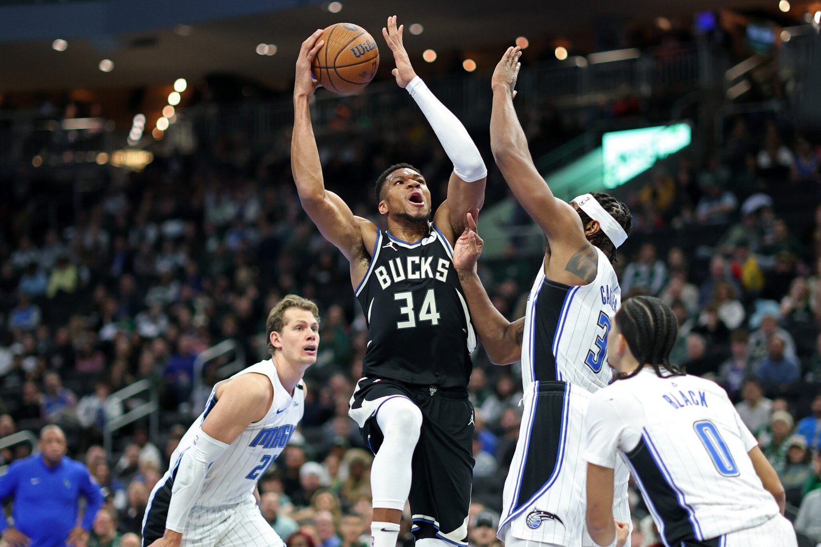 Giannis Antetokounmpo con los Milwaukee Bucks contra Wendell Carter Jr. de Orlando Magic en el Fiserv Forum el 10 de Diciembre 2024. (Fotografía: Stacy Revere/Getty Images)