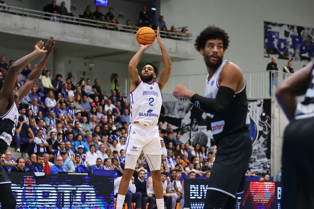 Dervin Marble tirando a canasta ante el PAOK 