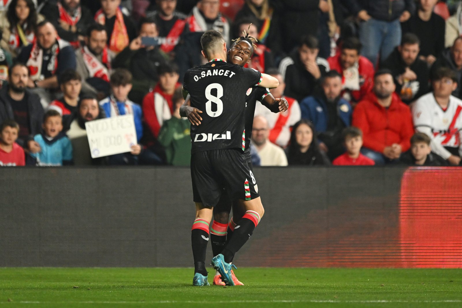 MADRID, ESPAÑA - 1 DE DICIEMBRE: Oscar Trejo del Rayo Vallecano celebra marcar el primer gol de su equipo con Nico Williams durante el partido de LaLiga entre Rayo Vallecano y el Athletic Club en el Estadio de Vallecas el 1 de diciembre de 2024 en Madrid, España. (Foto de Denis Doyle/Getty Images)