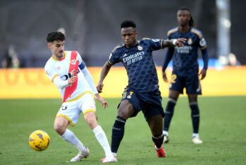 Óscar Valentín presiona a Vinicius Jr en el partido entre el Real Madrid y el Rayo Vallecano en febrero de 2024