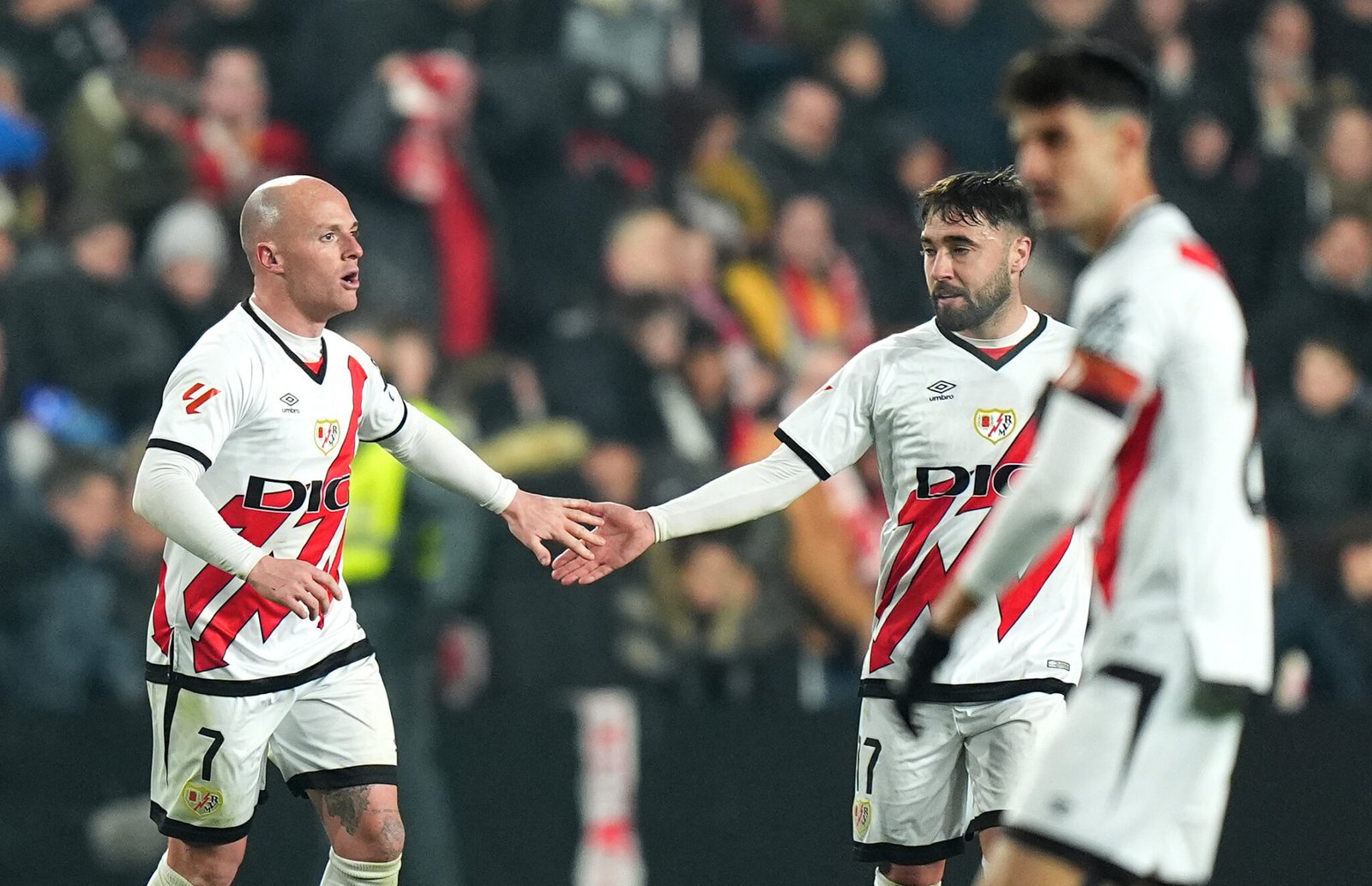 Isi Palazón del Rayo Vallecano (izquierda) celebra marcar el tercer gol de su equipo durante el partido de LaLiga EA Sports entre el Rayo Vallecano y el Real Madrid en el Estadio de Vallecas el 14 de diciembre de 2024 en Madrid, España. (Foto de Ángel Martínez/Getty Images)