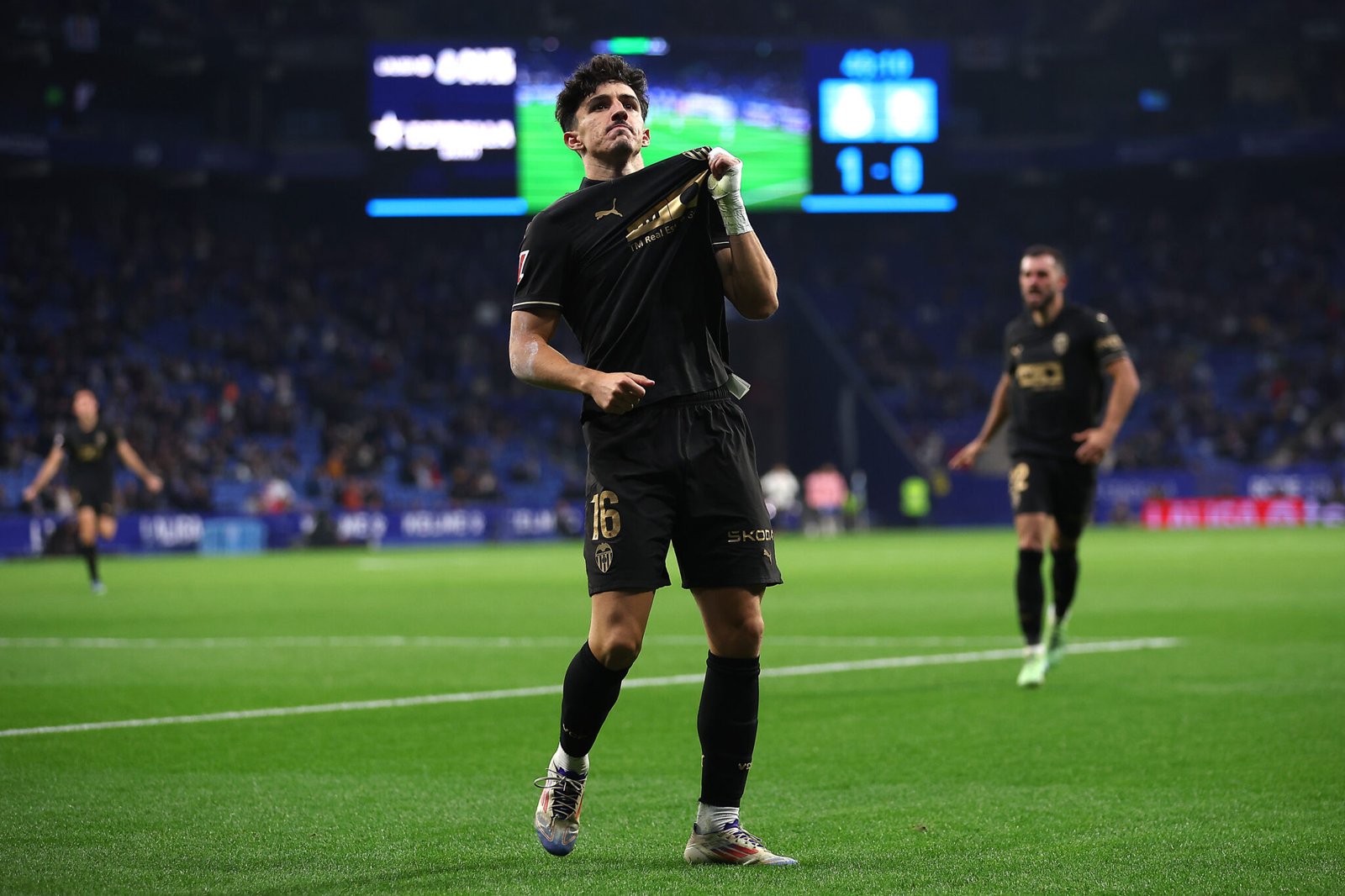 Diego López celebra el primer gol de su equipo durante el partido de LaLiga entre el RCD Espanyol de Barcelona y el Valencia CF 