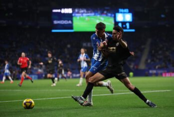 Andre Almeida es desafiado por Rafel Bauza del RCD Espanyol durante el partido de LaLiga entre el RCD Espanyol de Barcelona y el Valencia CF