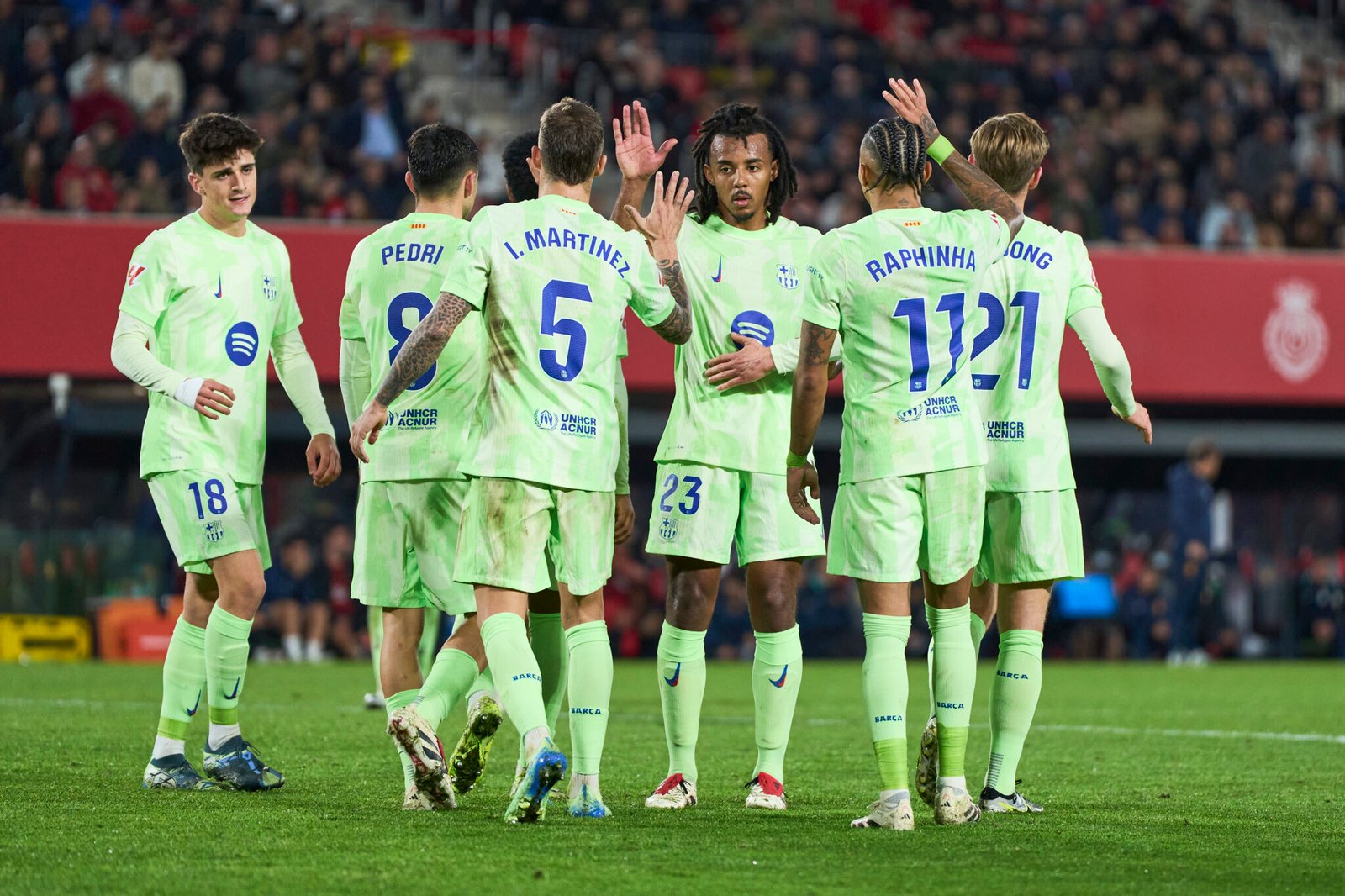 MALLORCA, SPAIN - DECEMBER 03: Frenkie de Jong (R) of FC Barcelona celebrates after scoring his team's fourth goal with teammates during the LaLiga match between RCD Mallorca and FC Barcelona at Estadi de Son Moix on December 03, 2024 in Mallorca, Spain. (Photo by Rafa Babot/Getty Images)