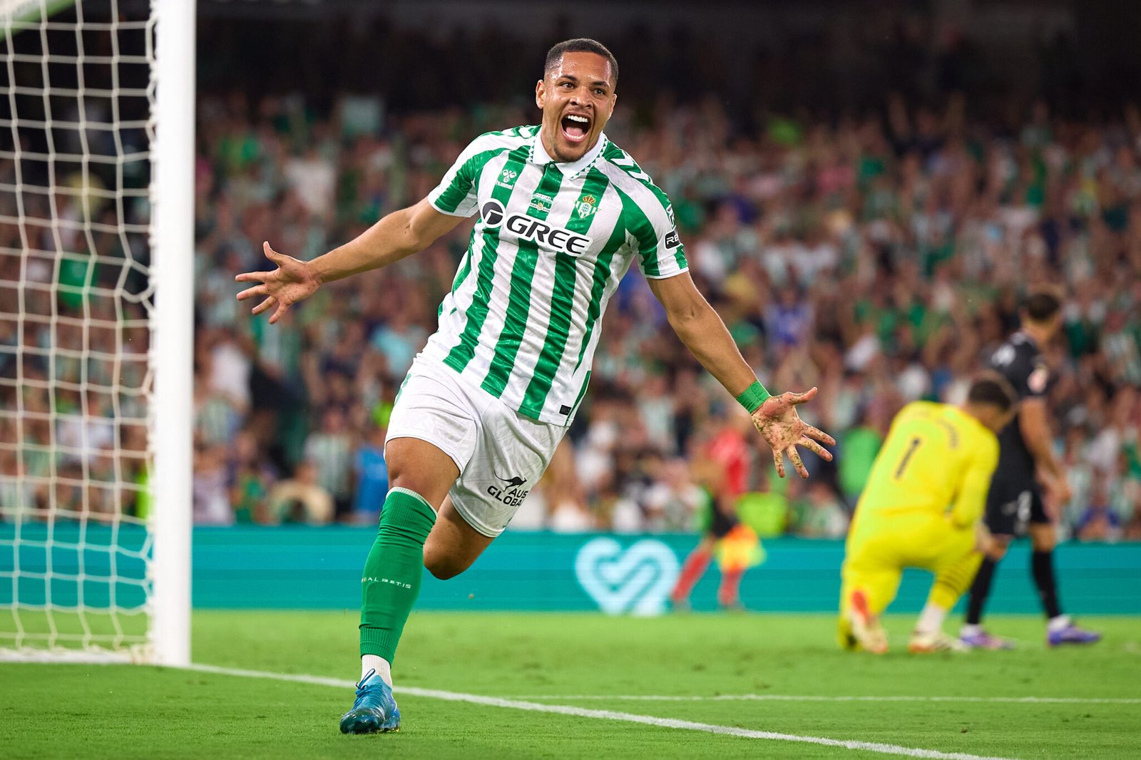 SEVILLE, SPAIN - SEPTEMBER 13: Vitor Roque of Real Betis celebrates after scoring the teams second goal during the LaLiga match between Real Betis Balompie and CD Leganes  at Estadio Benito Villamarin on September 13, 2024 in Seville, Spain. (Photo by Fran Santiago/Getty Images)