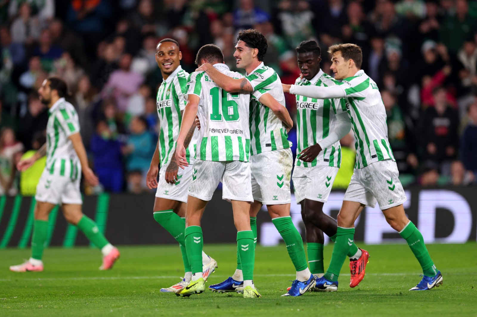 Johnny Cardoso del Real Betis celebra marcar el primer gol de su equipo durante el partido de la fase MD6 de la Liga de Conferencia de la UEFA 2024/25 entre el Real Betis Balompie y el HJK Helsinki en el Estadio Benito Villamarin el 19 de diciembre de 2024 en Sevilla, España. (Foto de Fran Santiago/Getty Images)