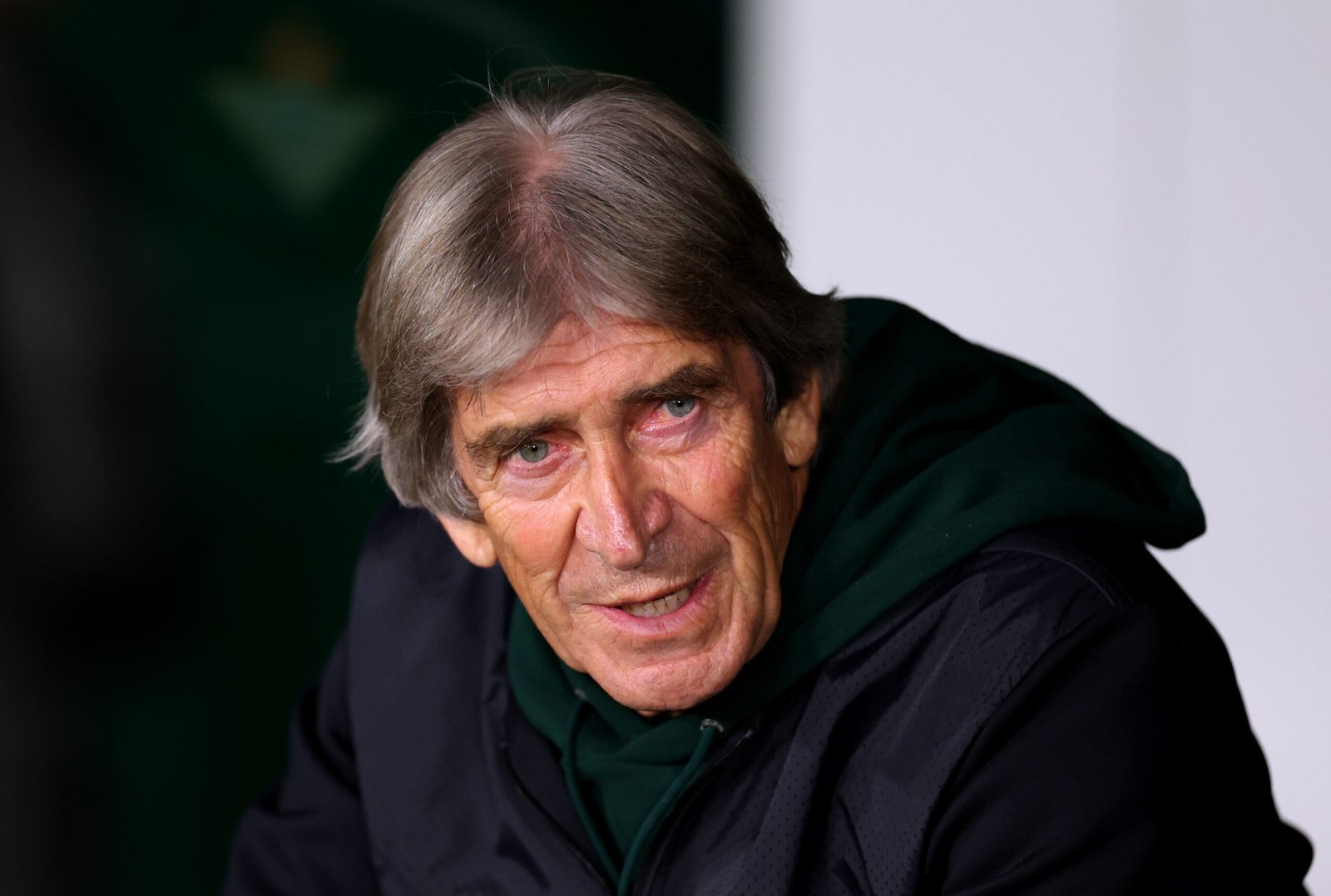 Manuel Pellegrini, entrenador del Real Betis, observa el partido de LaLiga entre el Real Betis Balompie y el Rayo Vallecano en el Estadio Benito Villamarín el 22 de diciembre de 2024 en Sevilla, España. (Foto de Fran Santiago/Getty Images)