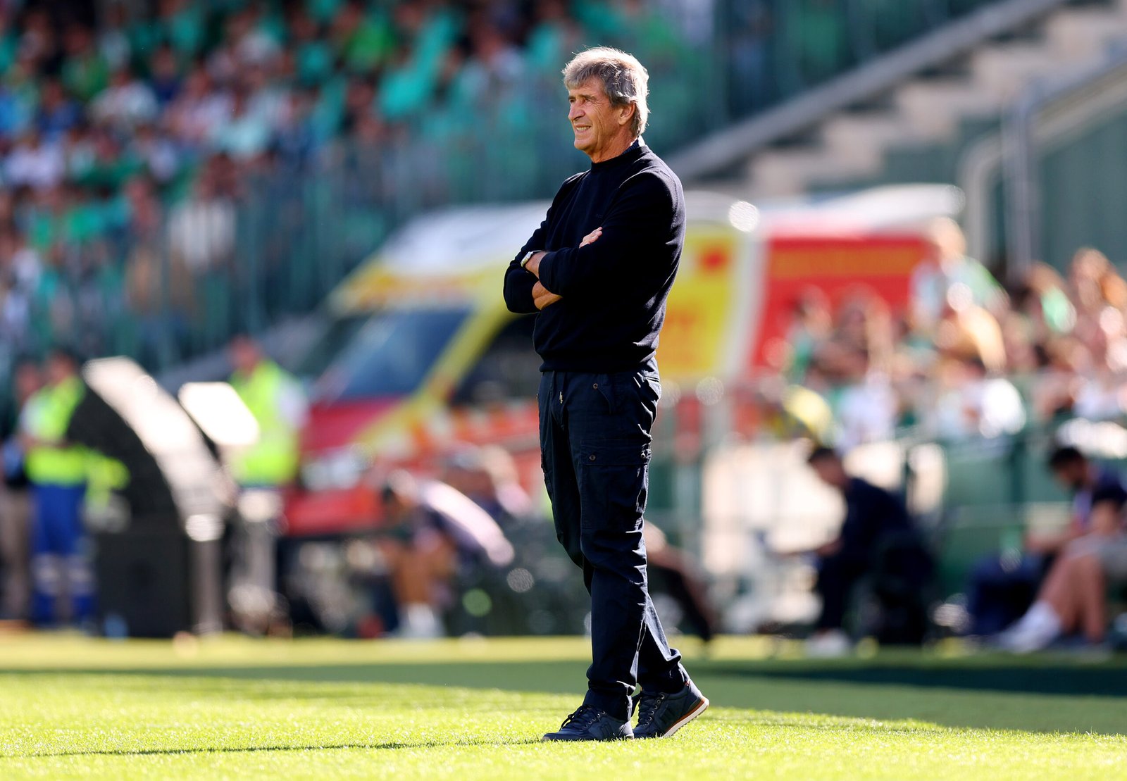 Manuel Pellegrini, entrenador del Real Betis, observa durante el partido de LaLiga entre el Real Betis Balompie y el RC Celta de Vigo en el Estadio Benito Villamarín el 10 de noviembre de 2024 en Sevilla, España. (Foto de Fran Santiago/Getty Images)