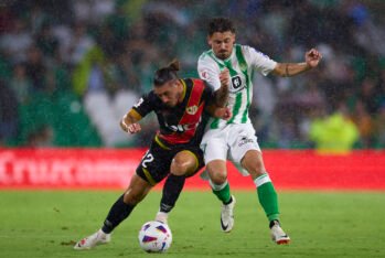 Rodri Sánchez del Real Betis compite por el balón con Alfonso Pacha Espino del Rayo Vallecano durante el partido LaLiga EA Sports entre Real Betis y Rayo Vallecano en el Estadio Benito Villamarin el 02 de septiembre de 2023 en Sevilla, España. (Foto de Fran Santiago/Getty Images)