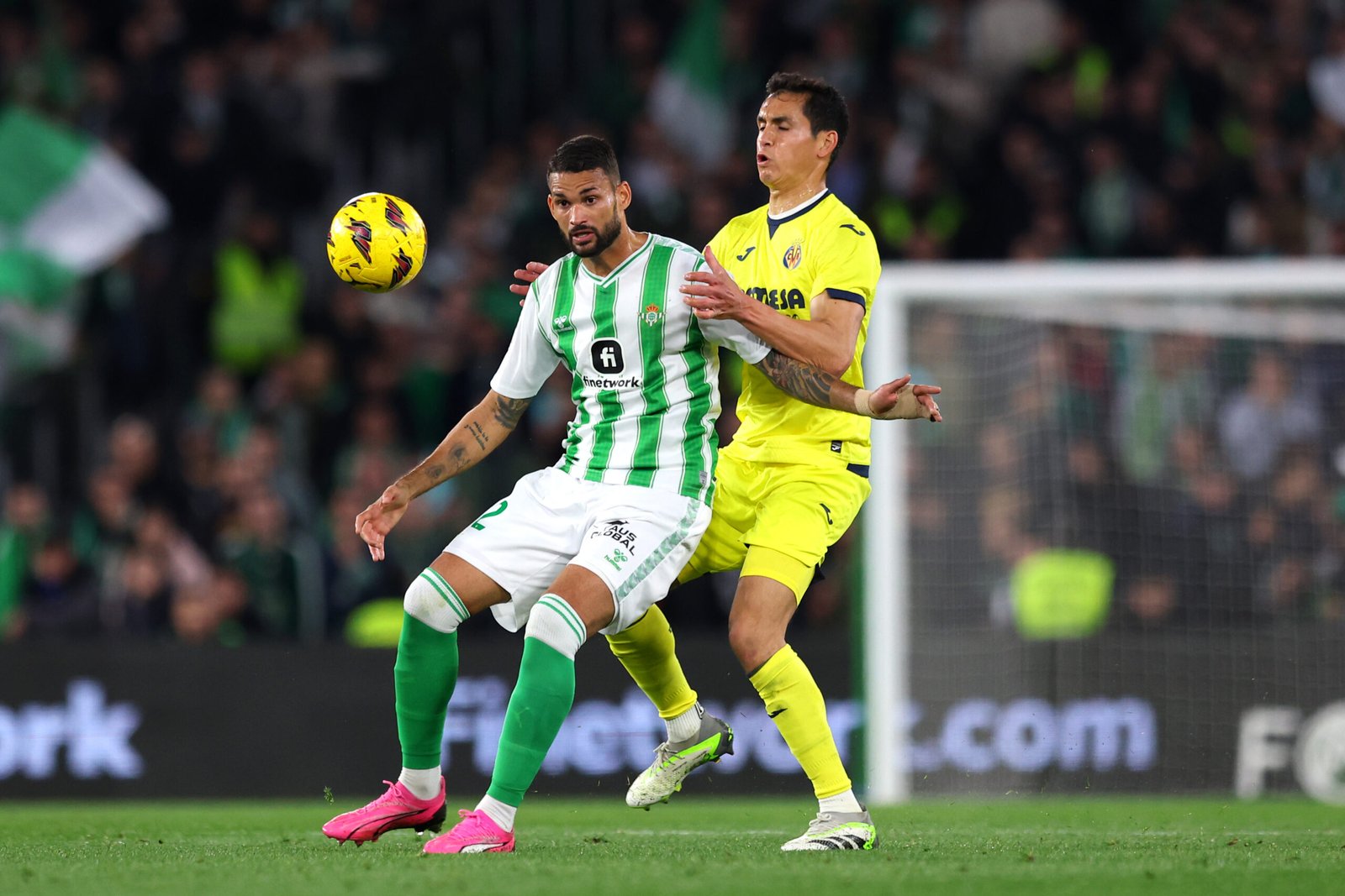 Willian José del Real Betis es desafiado por Aissa Mandi del Villarreal CF durante el partido de LaLiga EA Sports entre el Real Betis y el Villarreal CF en el Estadio Benito Villamarín el 10 de marzo de 2024 en Sevilla, España.