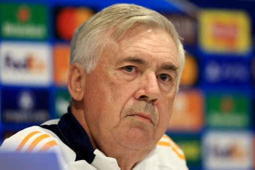 LIVERPOOL, INGLATERRA - 26 DE NOVIEMBRE: Carlo Ancelotti, entrenador del Real Madrid, habla con los medios durante el entrenamiento y la conferencia de prensa de la fase 5 de la Liga de Campeones de la UEFA 2024/25 en Anfield el 26 de noviembre de 2024 en Liverpool, Inglaterra. (Foto de Jess Hornby/Getty Images)