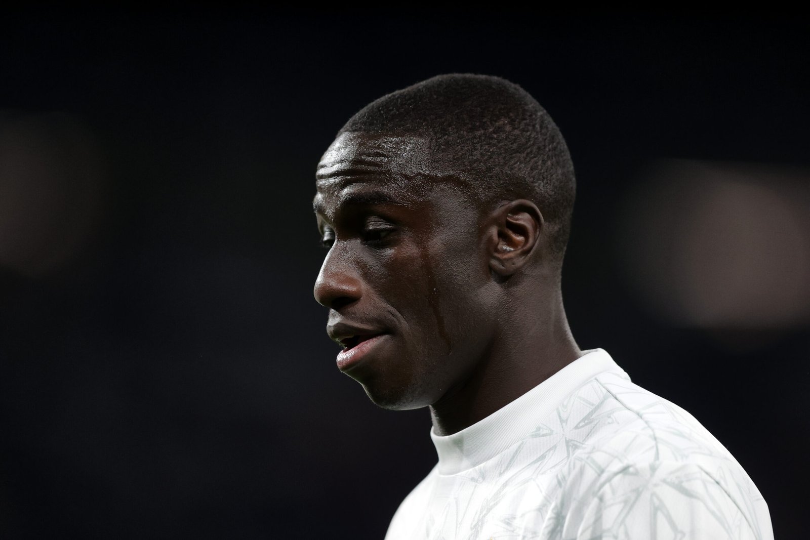 BILBAO, ESPAÑA - 22 DE DICIEMBRE: Ferland Mendy y Lucas Vázquez del Real Madrid calientan durante el partido de LaLiga Santander entre el Athletic Club y el Real Madrid CF en el Estadio de San Mamés el 22 de diciembre de 2021 en Bilbao, España. (Foto de Juan Manuel Serrano Arce/Getty Images)