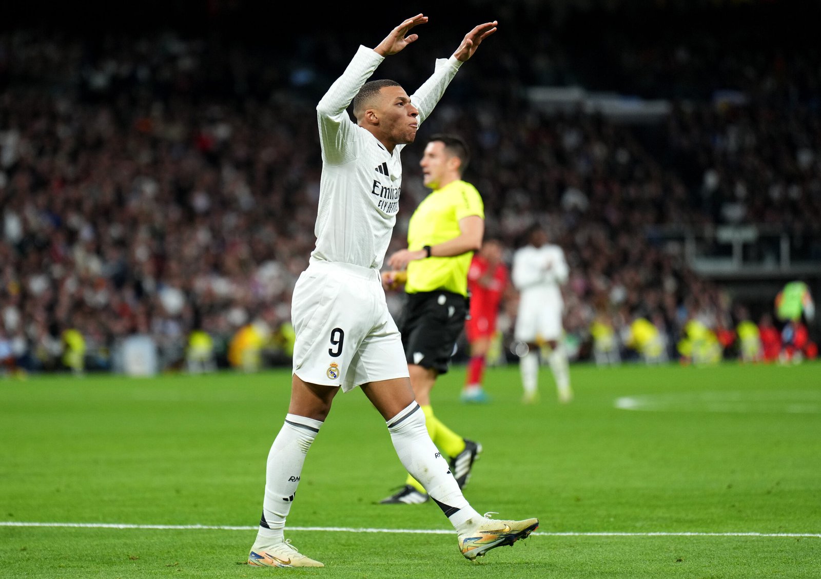 Mbappé anotó un gol y una asistencia en el partido entre el Real Madrid y el Sevilla, que le sirvieron para redimirse de las críticas