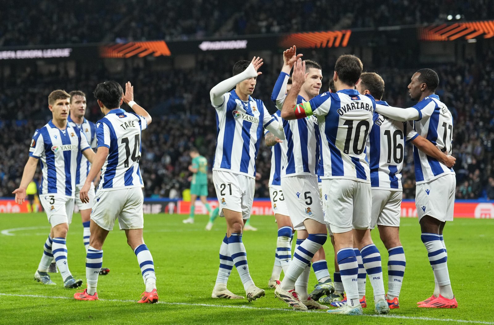 Mikel Oyarzabal de la Real Sociedad celebra marcar el tercer gol de su equipo con sus compañeros durante el partido de la fase de liga MD6 de la UEFA Europa League 2024/25 entre la Real Sociedad de Fútbol y el FC Dynamo Kyiv en el Reala Arena el 12 de diciembre de 2024 en San Sebastián, España. (Foto de Juan Manuel Serrano Arce/Getty Images)