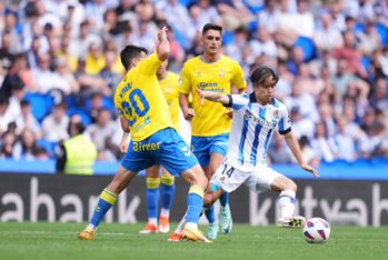 Takefusa Kubo de la Real Sociedad controla el balón mientras está bajo la presión de Kirian Rodríguez de la UD Las Palmas durante el partido de LaLiga EA Sports entre la Real Sociedad y la UD Las Palmas en el Reale Arena el 4 de mayo de 2024 en San Sebastián, España. (Foto de Juan Manuel Serrano Arce/Getty Images)