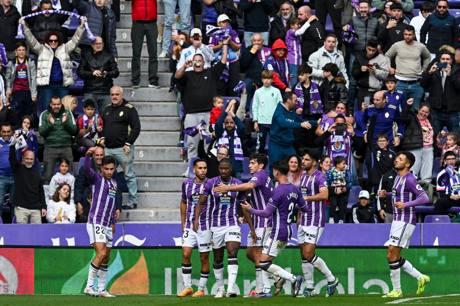 Sylla del Real Valladolid celebra con sus compañeros después de marcar el primer gol de su equipo durante el partido de LaLiga entre el Real Valladolid CF y el Villarreal CF en José Zorrilla el 26 de octubre de 2024 en Valladolid, España. (Foto de Octavio Passos/Getty Images)