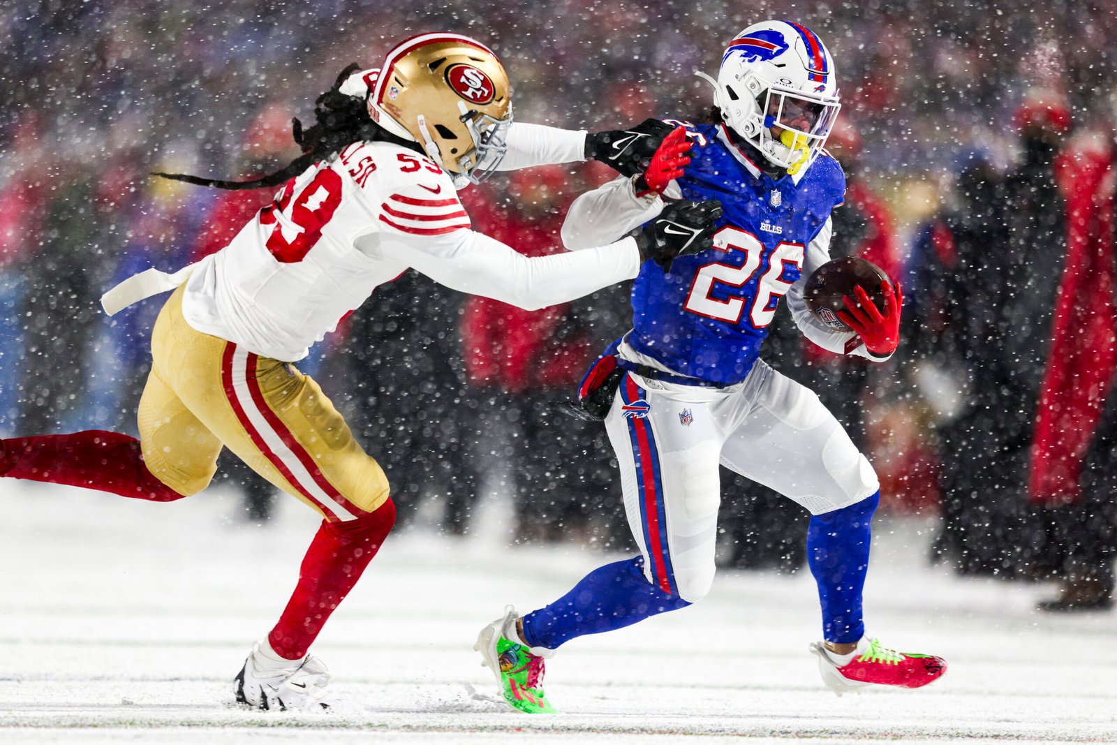 Ty Johnson #26 de los Buffalo Bills siendo placado por De'Vondre Campbell #59 de San Francisco 49ers en el Highmark Stadium el 1 de Diciembre de 2024. (Fotografía: Bryan M. Bennett/Getty Images)