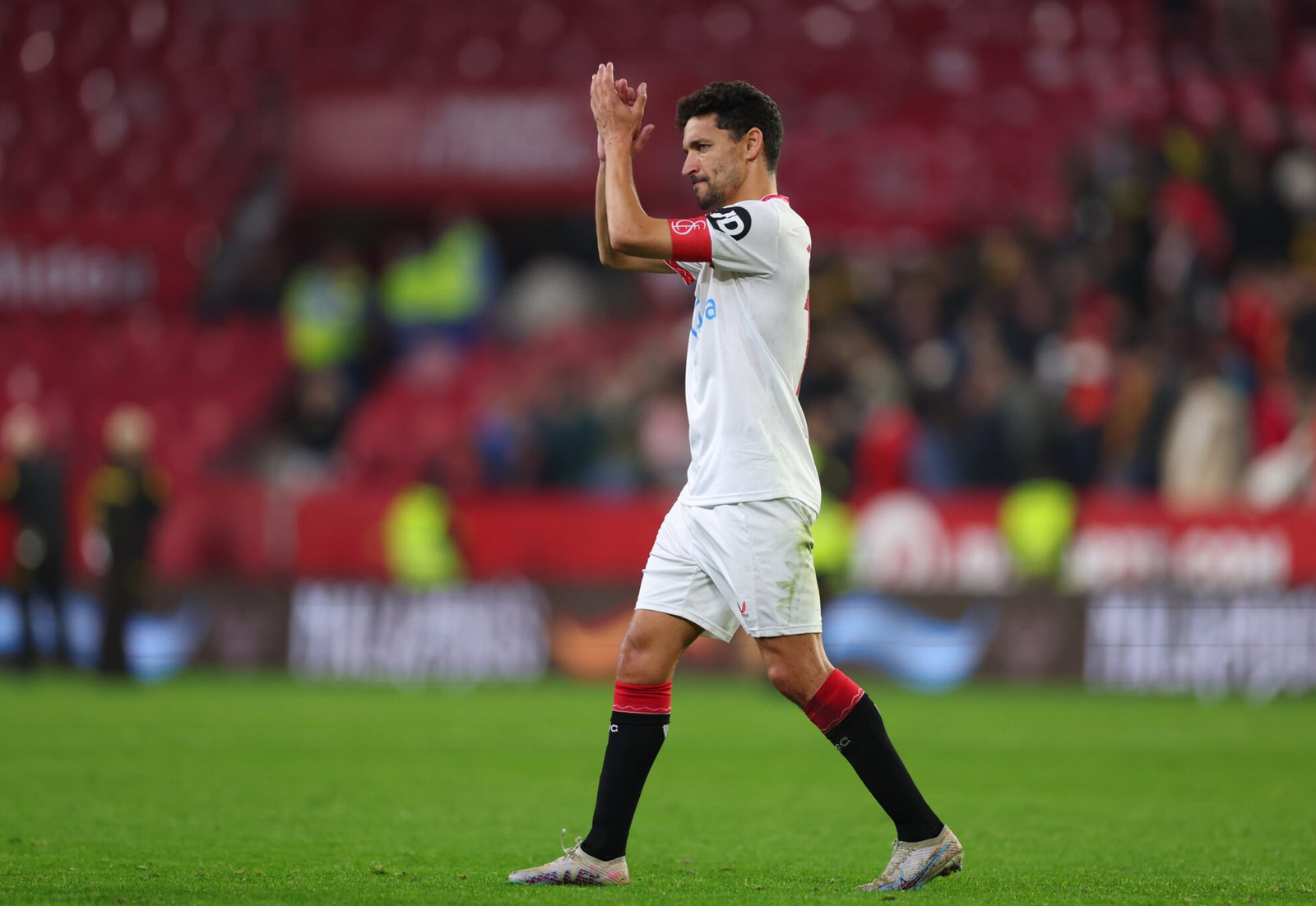 Jesús Navas  aplaude a los aficionados después del partido de LaLiga entre Sevilla FC y CA Osasuna en el Estadio Ramón Sánchez Pizjuán. (Foto de Fran Santiago/Getty Images)