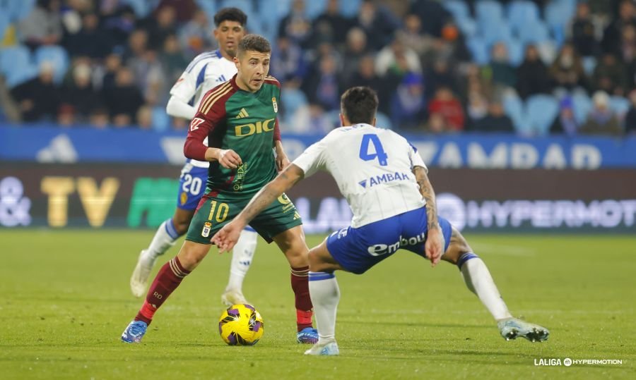 Tasende defendiendo a Portillo en la jornada intersemanal entre el Real Zaragoza y el Real Oviedo